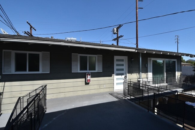1212 N Hollywood Way in Burbank, CA - Building Photo - Building Photo