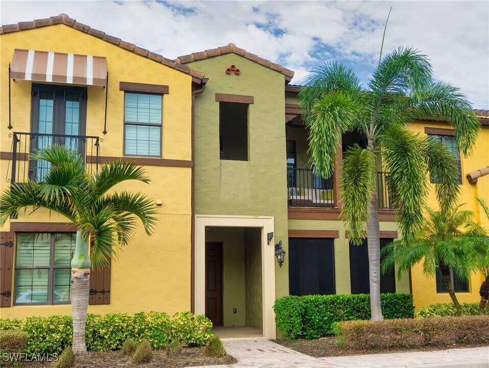 9054 Capistrano St N in Naples, FL - Building Photo