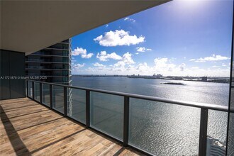 650 NE 32nd St in Miami, FL - Foto de edificio - Building Photo
