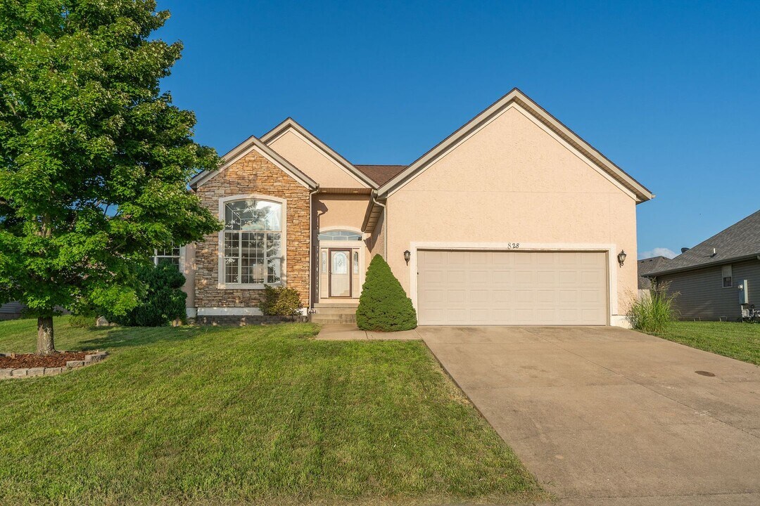 828 S Cobble Creek Blvd in Nixa, MO - Building Photo