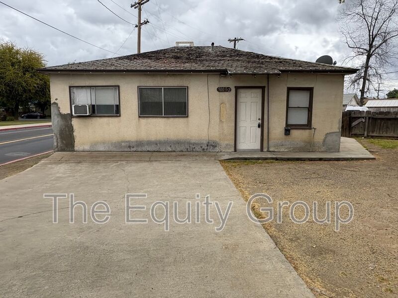 500 N K St in Dinuba, CA - Building Photo
