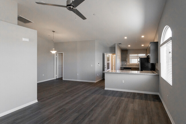 Olive Tree Apartments in Hesperia, CA - Foto de edificio - Interior Photo