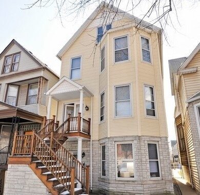 1911 W Addison St in Chicago, IL - Building Photo