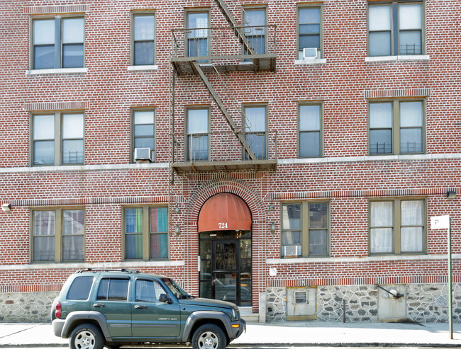 724 E 216th in Bronx, NY - Foto de edificio - Building Photo