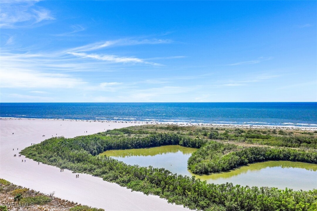 440 Seaview Ct in Marco Island, FL - Foto de edificio