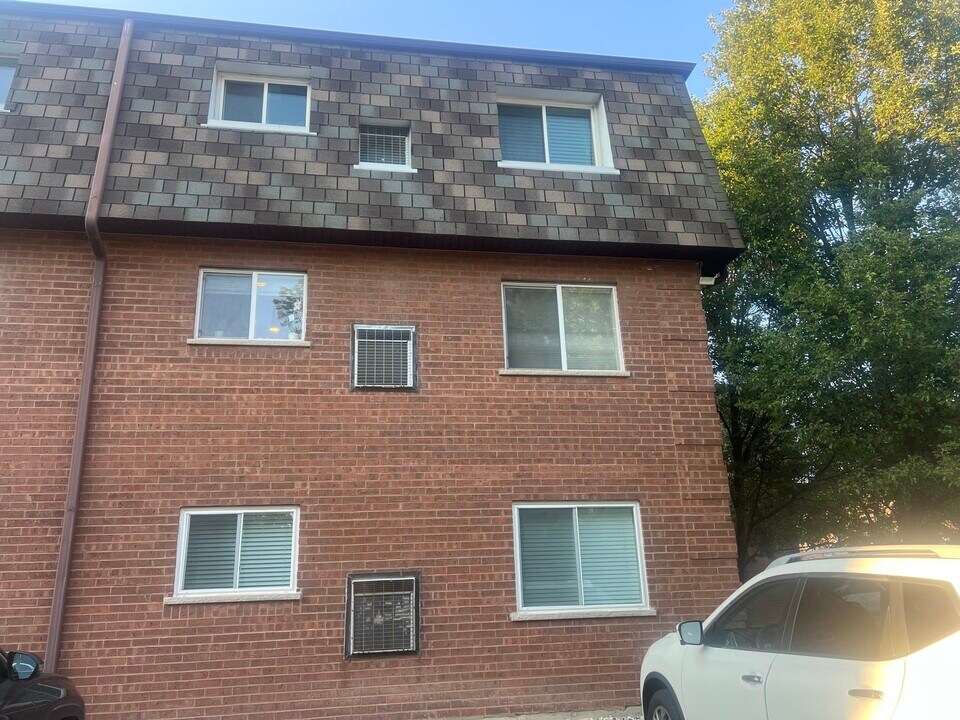 9352 Bay Colony Dr in Des Plaines, IL - Building Photo