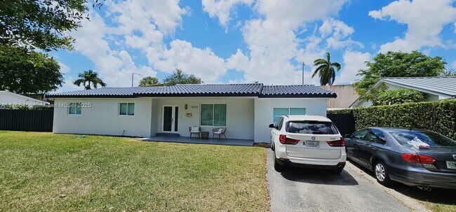 10900 SW 107th Ave in Miami, FL - Building Photo - Building Photo