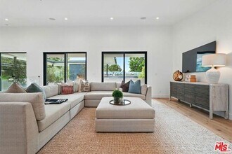 2004 1/2 N Beverly Glen Blvd in Los Angeles, CA - Building Photo - Building Photo
