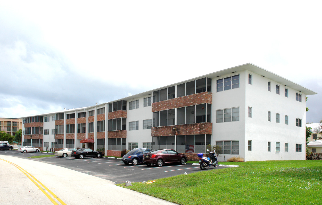 The Gardens @ NE 51st Court in Fort Lauderdale, FL - Building Photo