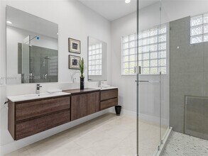 11339 NW 71st St in Doral, FL - Building Photo - Building Photo