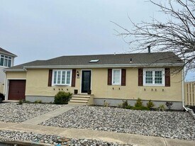 318 Aldo Dr in Toms River, NJ - Building Photo