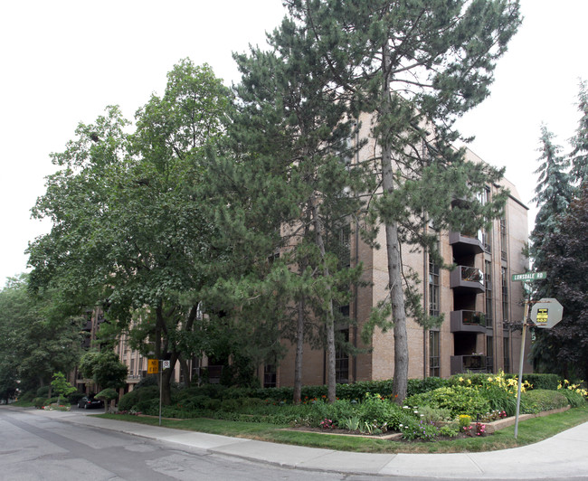 Lonsdale House in Toronto, ON - Building Photo - Primary Photo