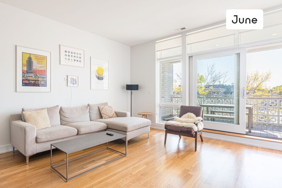 2048 W Chicago Ave in Chicago, IL - Building Photo