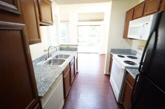 8587 Sands Point Dr in Houston, TX - Building Photo - Building Photo