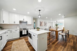 1610 Antoine Dr in Houston, TX - Building Photo - Building Photo