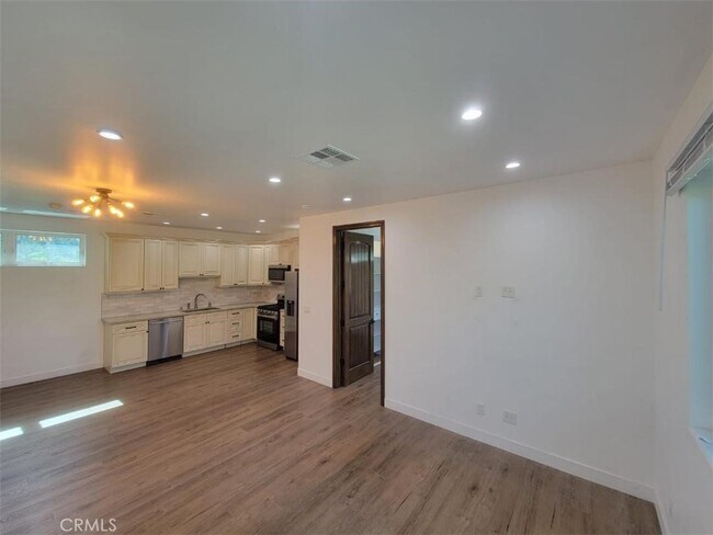 13802 Erwin St in Los Angeles, CA - Building Photo - Building Photo