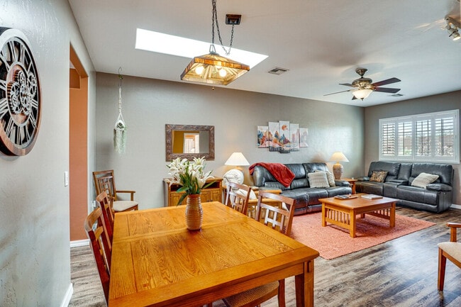 3925 S Vía De Cristal