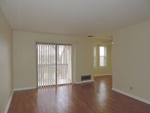 2275 Country Club Dr in Woodridge, IL - Building Photo - Building Photo