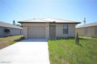 2132 Barker Blvd, Unit 2320 in Ft. Myers, FL - Building Photo