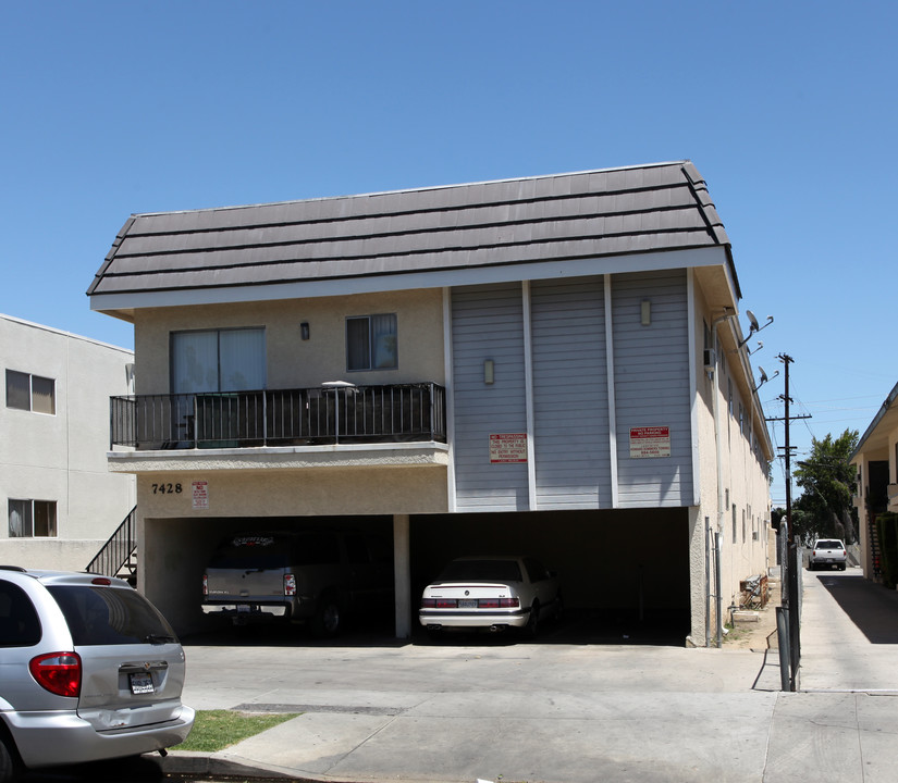 7428 Alabama Ave in Canoga Park, CA - Building Photo