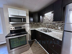 37 Tate St, Unit 1 in Portland, ME - Foto de edificio - Building Photo