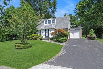 137 Salem Rd in Roslyn Heights, NY - Building Photo - Building Photo