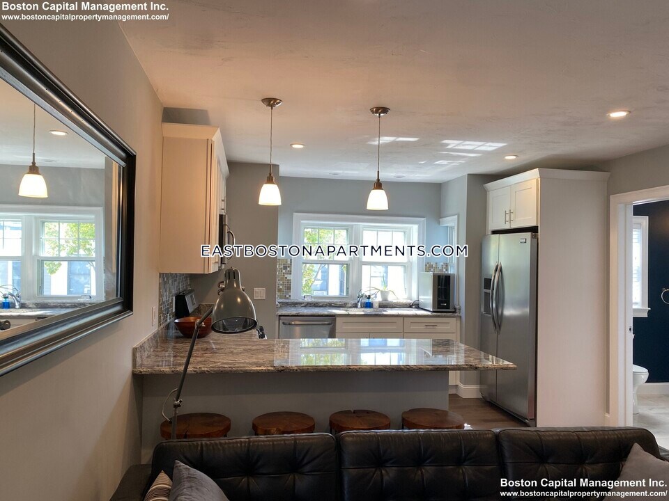 266 Lexington St in Boston, MA - Building Photo