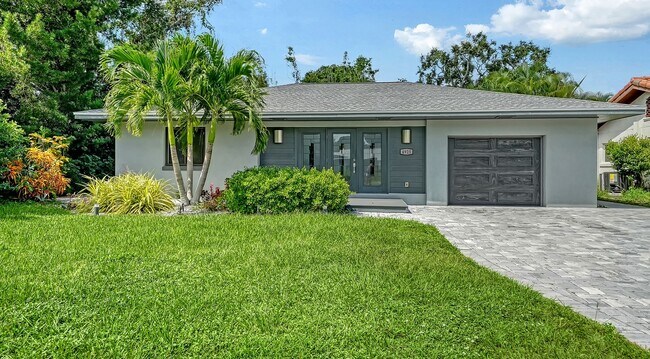 4925 Bay Shore Rd in Sarasota, FL - Building Photo - Building Photo