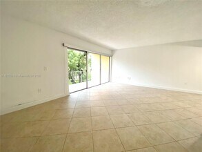 9371 Fontainebleau Blvd in Miami, FL - Building Photo - Building Photo