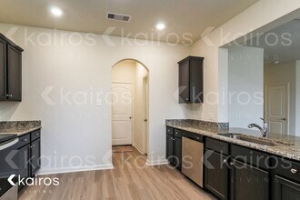 8411 Hannah Rd in Mont Belvieu, TX - Foto de edificio - Building Photo