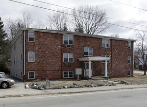 295 Woonasquatucket Ave in North Providence, RI - Foto de edificio - Building Photo