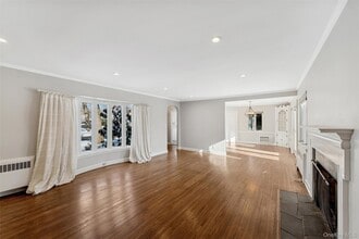 232 Round Hill Rd in Roslyn Heights, NY - Building Photo - Building Photo