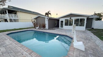 3727 Overlook Dr NE in St. Petersburg, FL - Building Photo