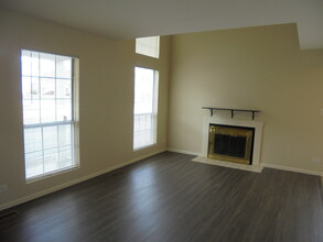302 Teak Ln in Streamwood, IL - Building Photo - Building Photo