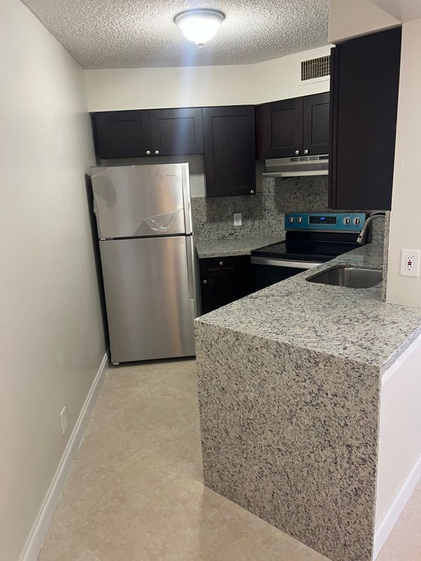212 Lake Pointe Dr in Oakland Park, FL - Building Photo - Building Photo