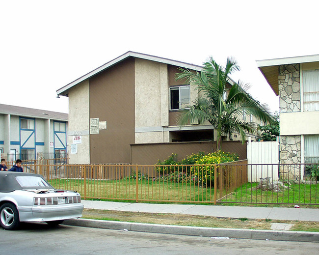 1026 W Highland Ave in Tustin, CA - Foto de edificio - Other