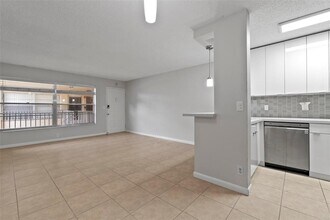 3586 N University Dr in Coral Springs, FL - Foto de edificio - Building Photo