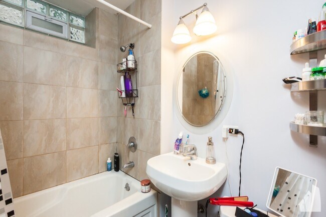 1014 W Roscoe St, Unit 2f in Chicago, IL - Building Photo - Building Photo