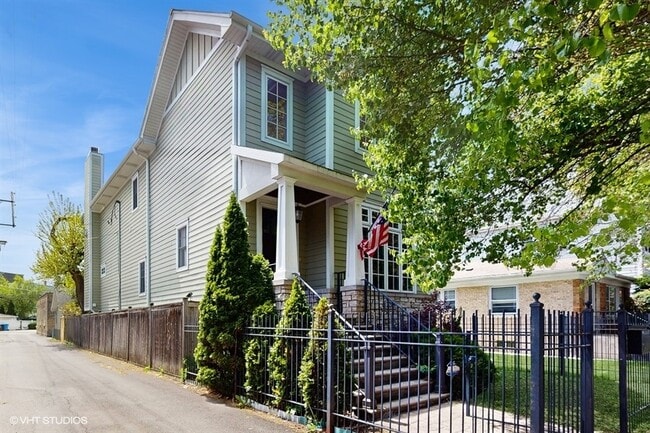 2215 W Barry Ave in Chicago, IL - Building Photo - Building Photo