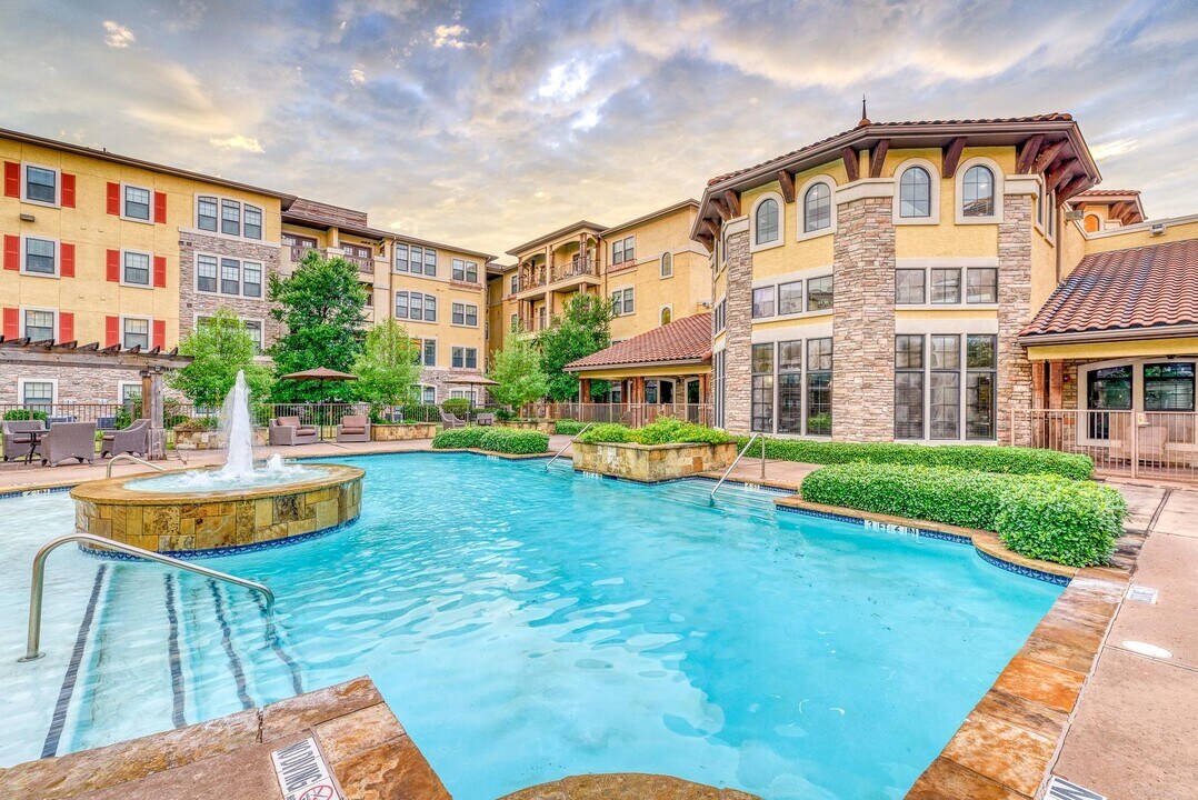 Aventine at Kessler in Dallas, TX - Building Photo