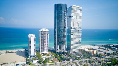 18555 Collins Ave, Unit 2805 in Sunny Isles Beach, FL - Foto de edificio - Building Photo