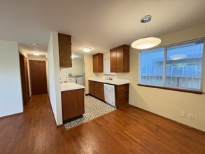 527 Wells Ave N, Unit 527 Wells Ave in Renton, WA - Foto de edificio - Building Photo