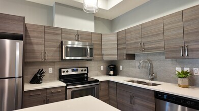 10006-183 83 Ave NW in Edmonton, AB - Building Photo - Building Photo
