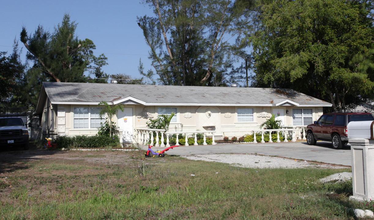 2725 47th Ter SW in Naples, FL - Building Photo