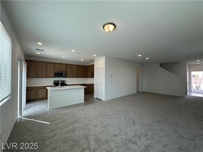 8172 Rockflower St in Las Vegas, NV - Building Photo - Building Photo