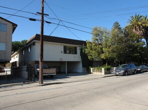 5555 Klump Ave in North Hollywood, CA - Building Photo - Building Photo