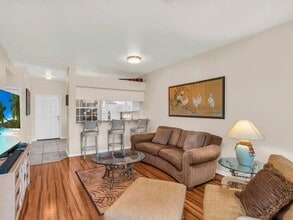 338 Newport Dr, Unit 1802 in Naples, FL - Building Photo - Building Photo