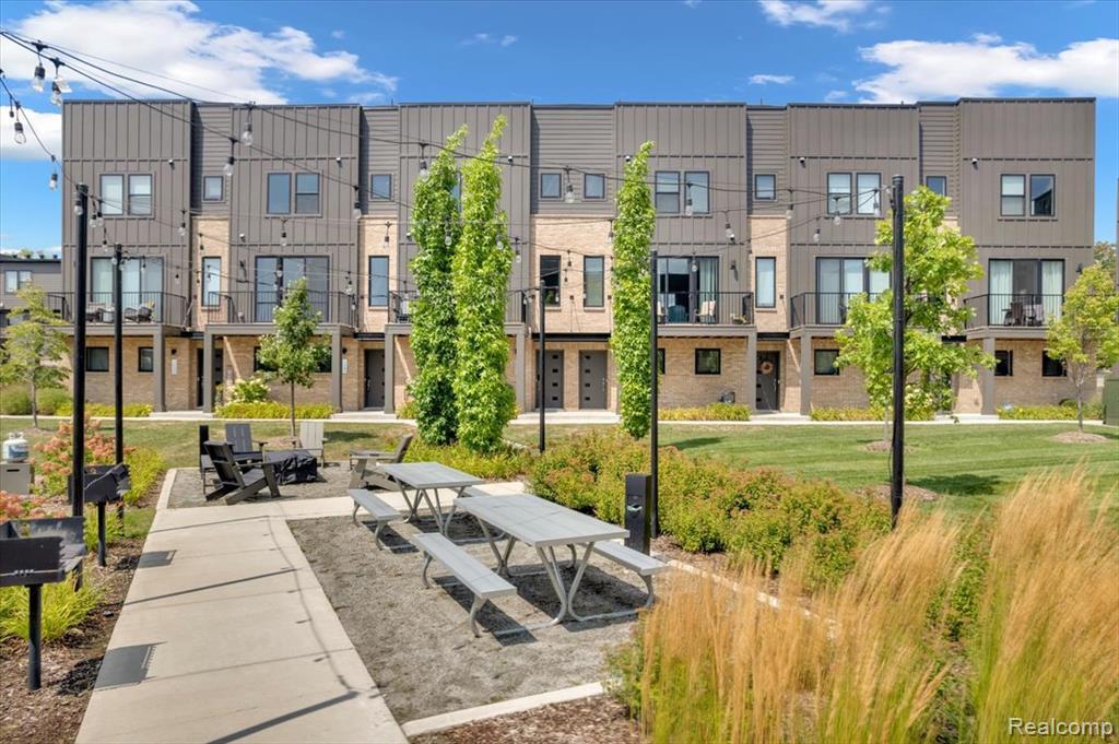 1087 Hampton Cir in Detroit, MI - Building Photo