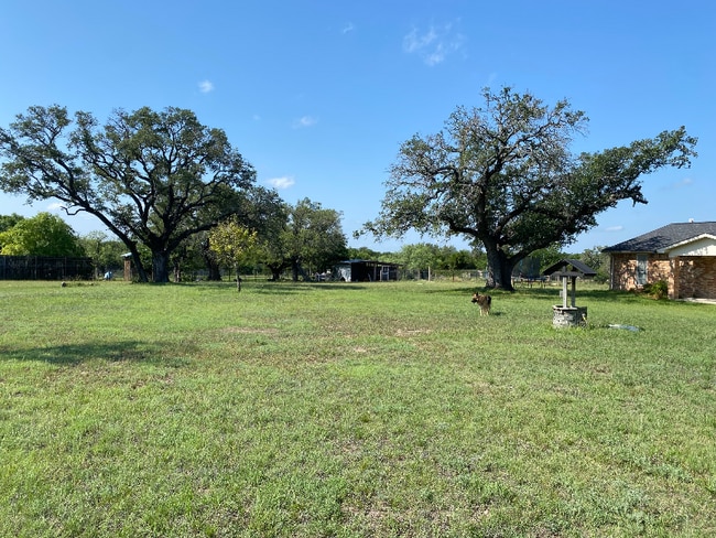 953 Co Rd 3351 in Kempner, TX - Foto de edificio - Building Photo