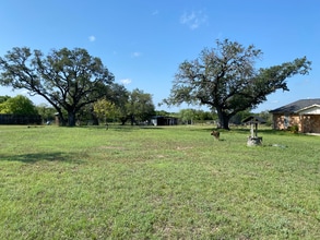 953 Co Rd 3351 in Kempner, TX - Foto de edificio - Building Photo